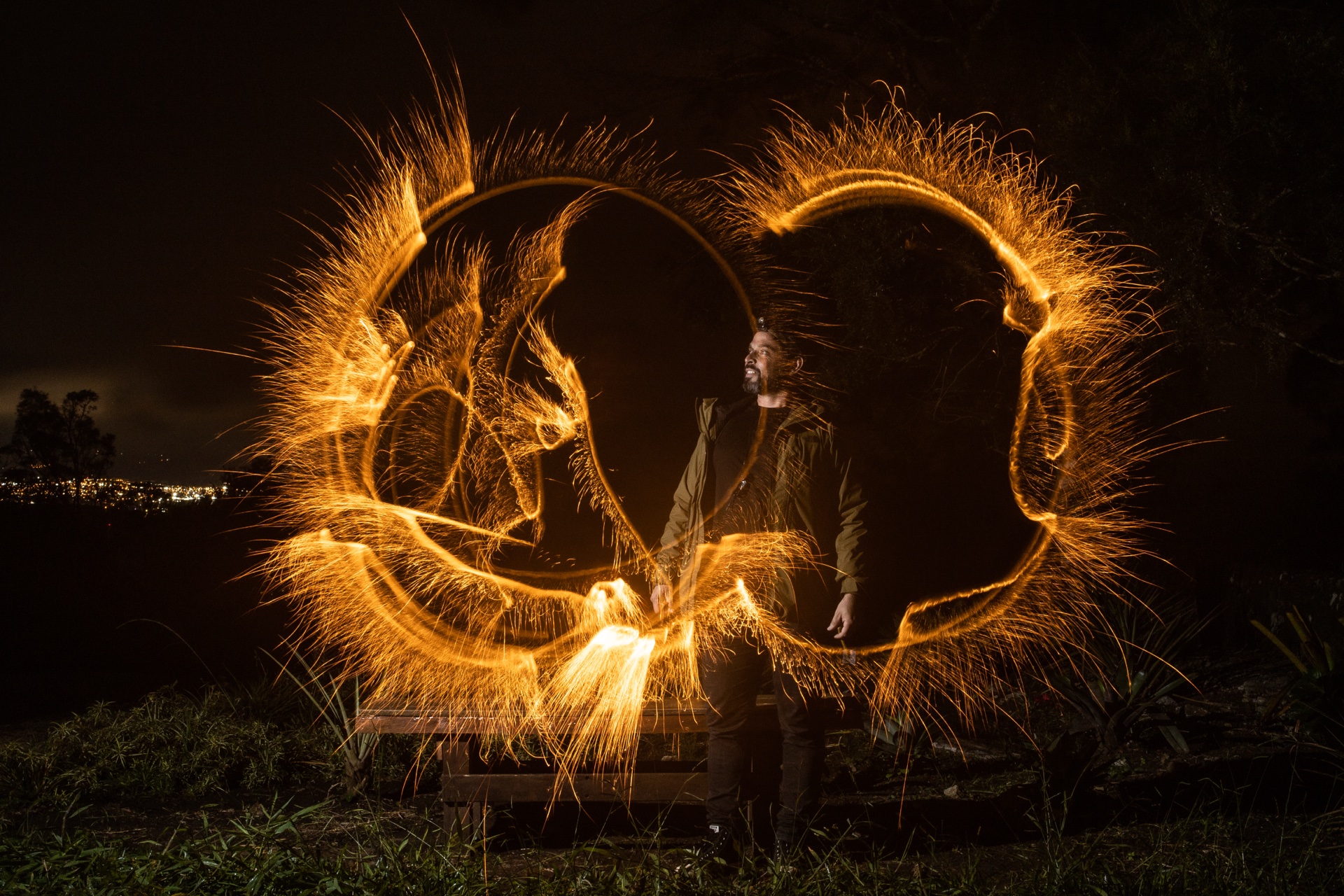 Willians Gomes em ação fazendo light painting com lã de aço, montanha à noite